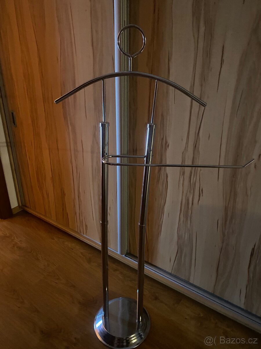 Prodám sluhu na oblečení