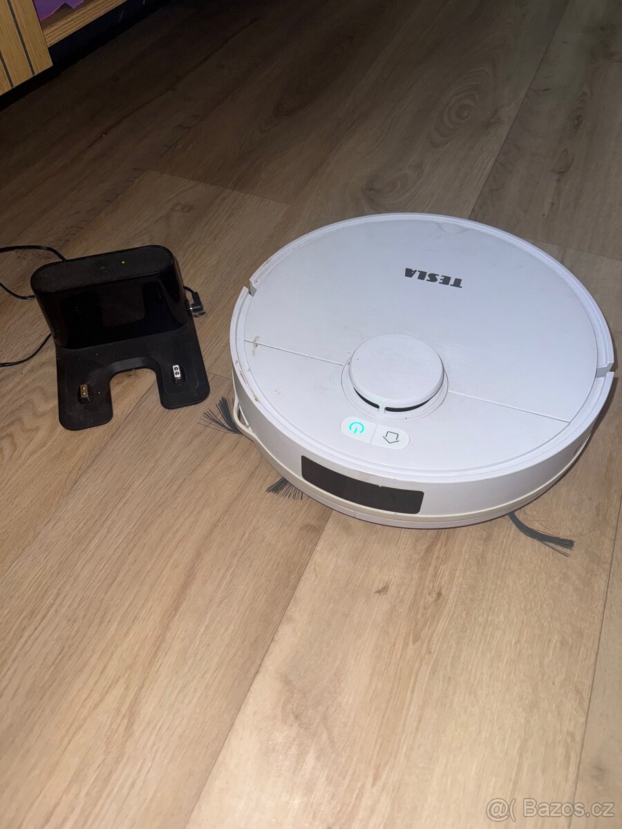 Tesla robotický chytrý vysavač