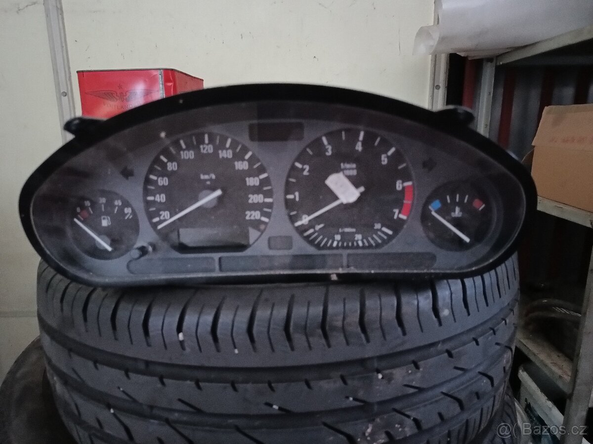 BMW E36 benzin budíky tachometr