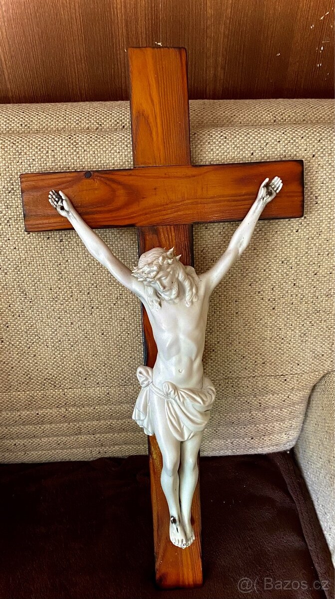 Ježis na dřevěnem křizi