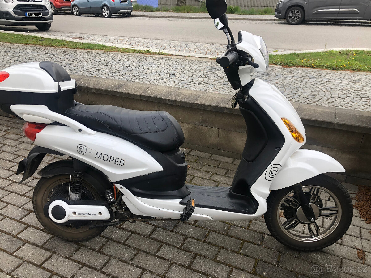 Elektroskútr E-Moped 20Ah, bez řidičáku, bílý