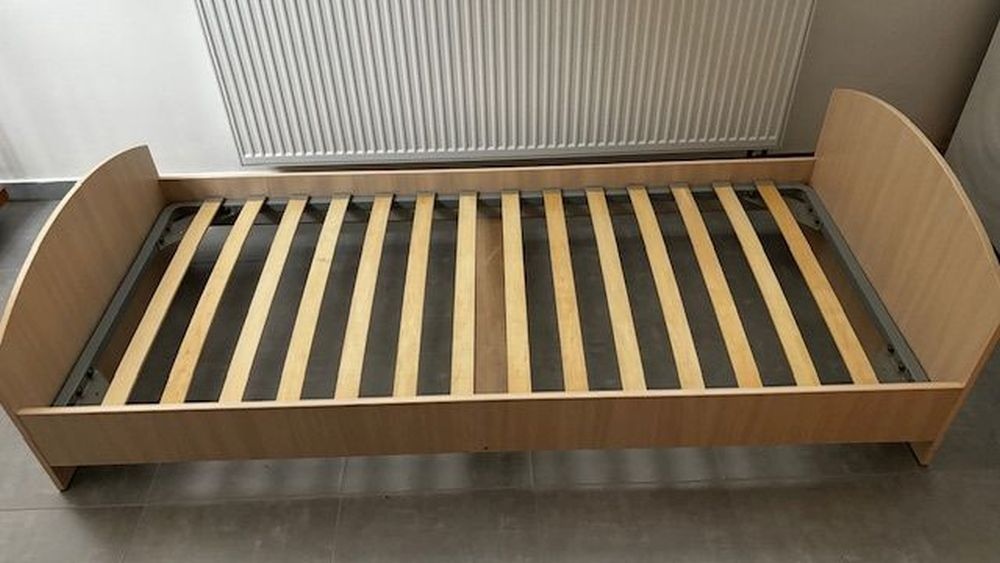 Dětská postel s roštem, bez matrace
