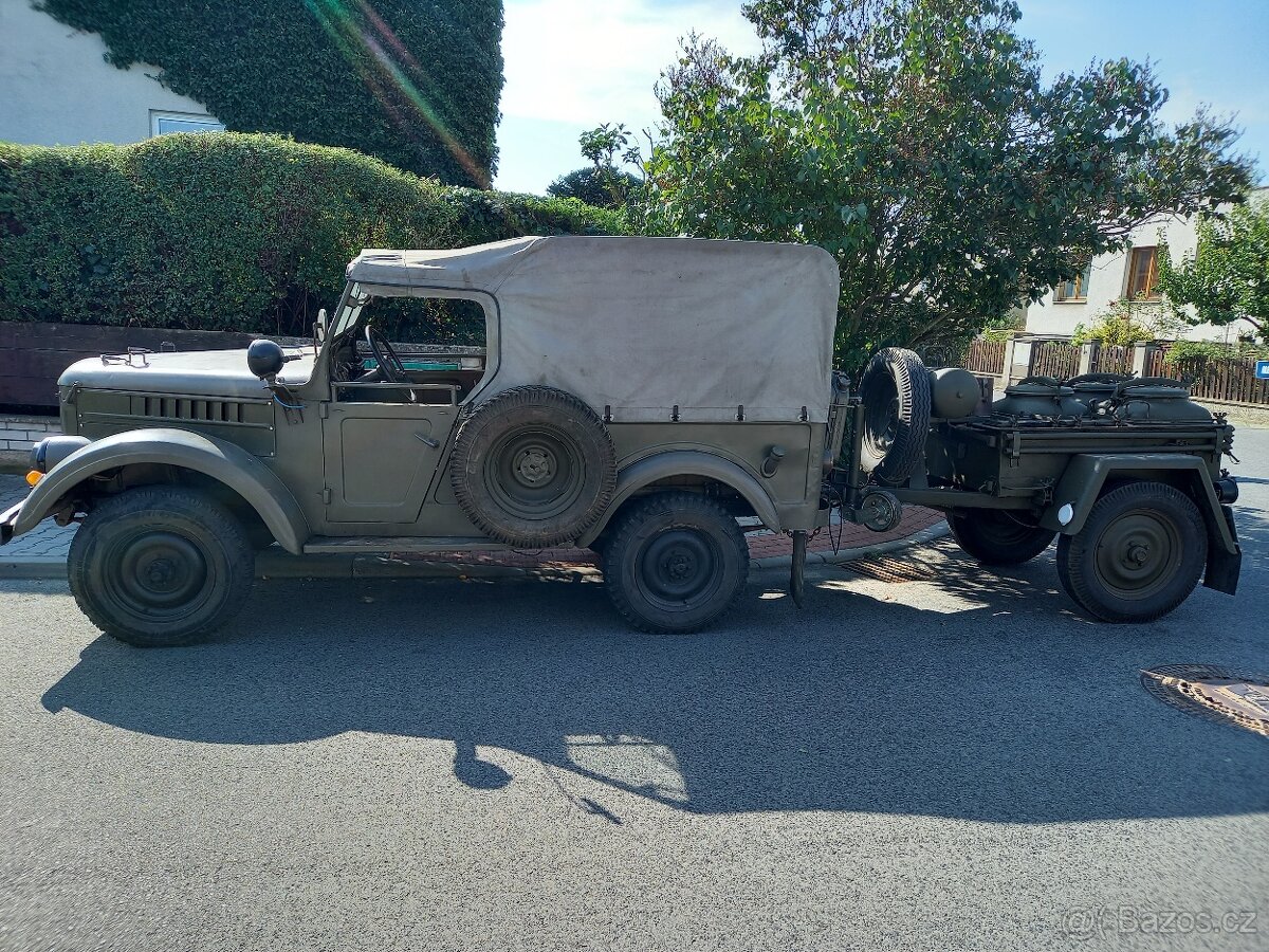 Souprava GAZ 69 s přípojným vozidlem - polní kuchyní