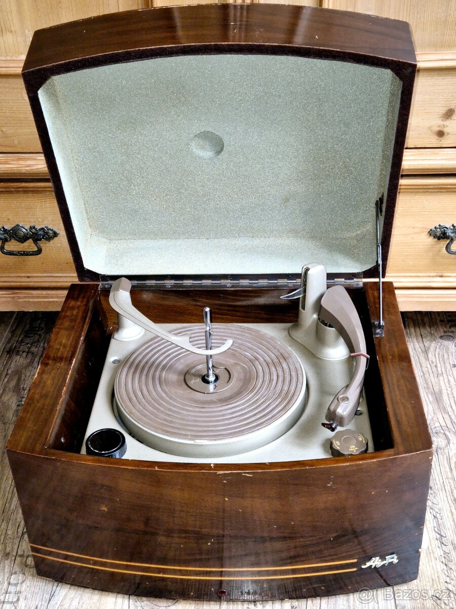 Starý elektronkový gramofon PYE Black Box, Anglie, 1955