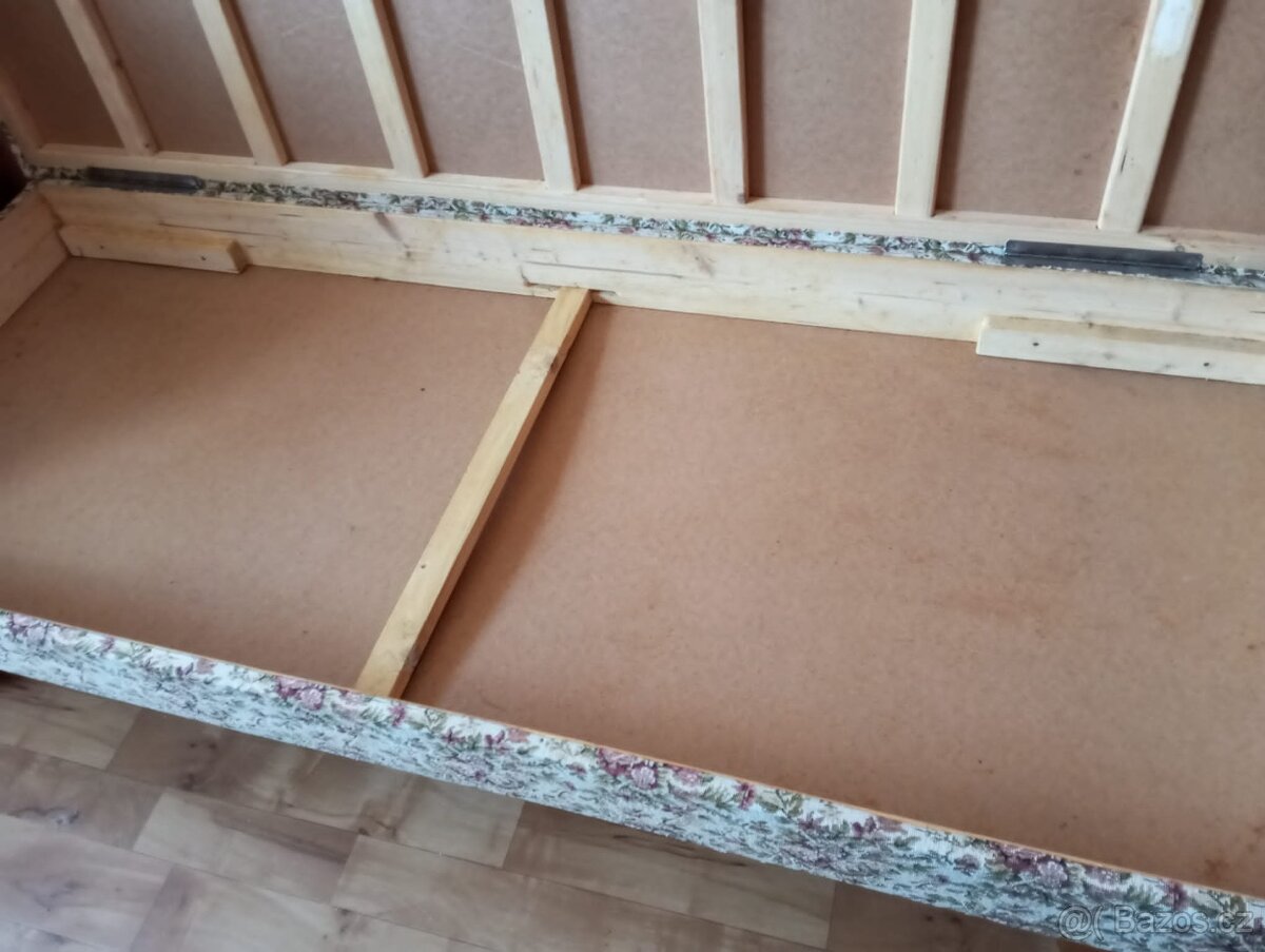 Postel s matrací a úložným prostorem
