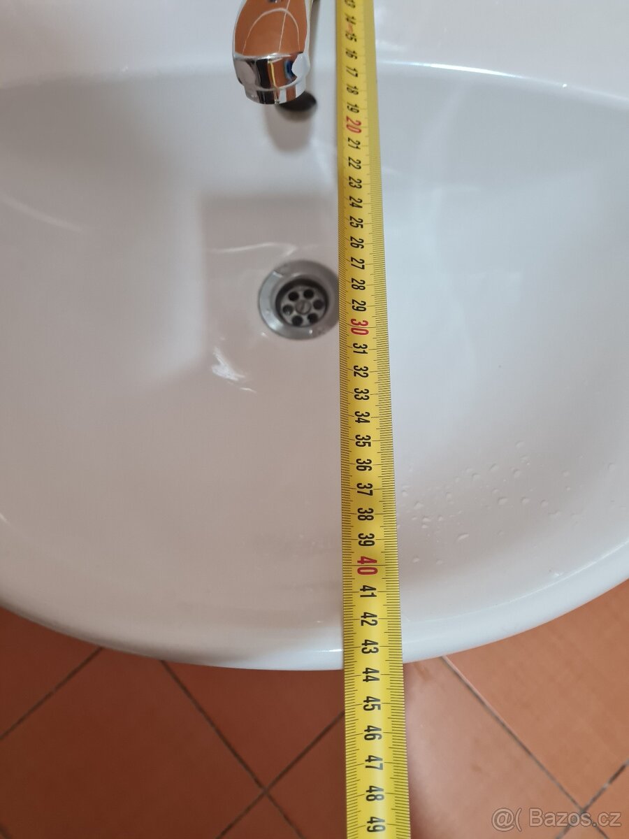 Umyvadlo s baterií