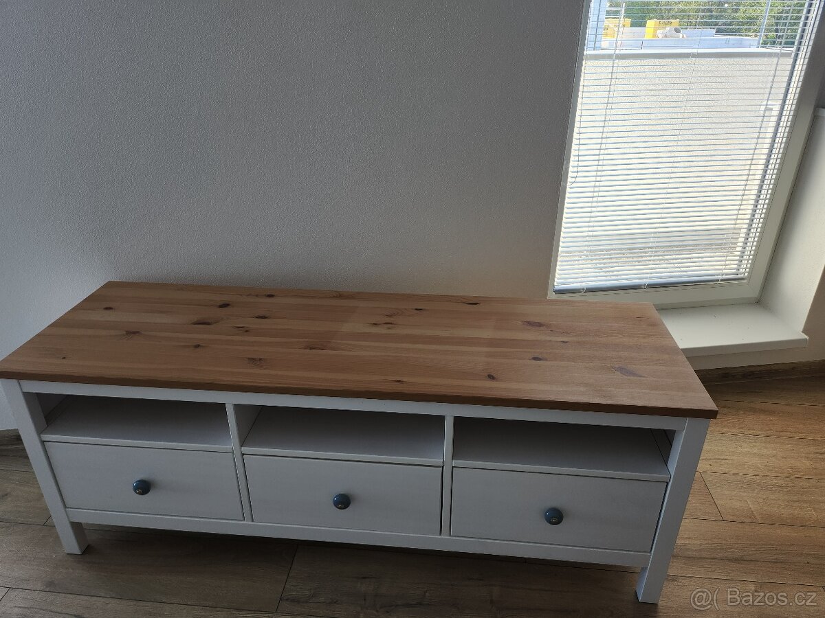 Tv stolek Ikea s keramickymi uchytkami