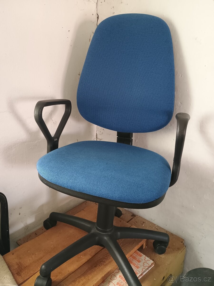 Otočná dětská židle