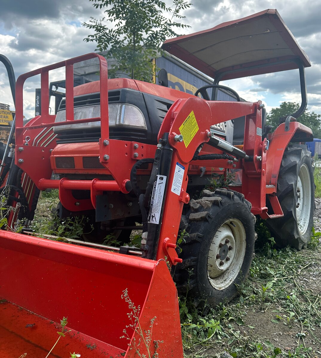 Traktor Kubota, malotraktor s čelním nakladačem 4x4