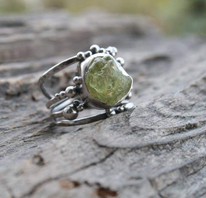 Stříbrný prsten s grosulárem