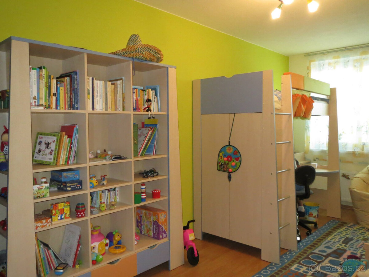 souprava do dětského pokoje s patrovou postelí a knihovnou