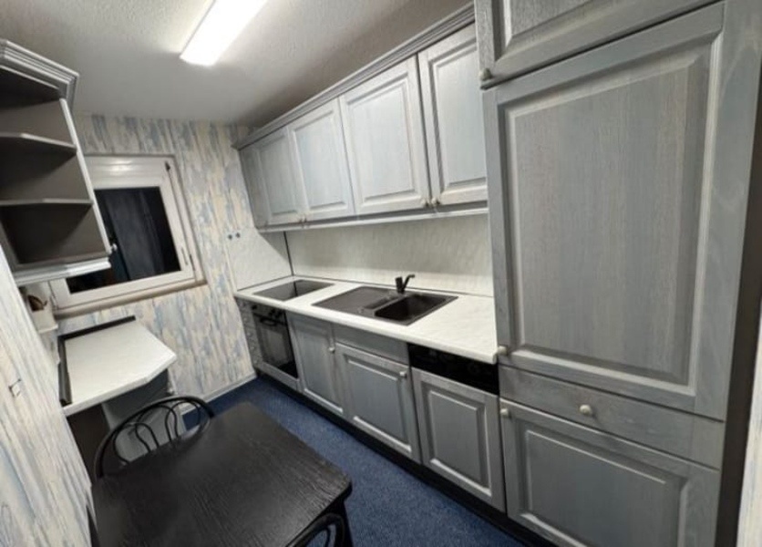 Kuchyně v kouřově modrém odstínu se spotřebiči,5696