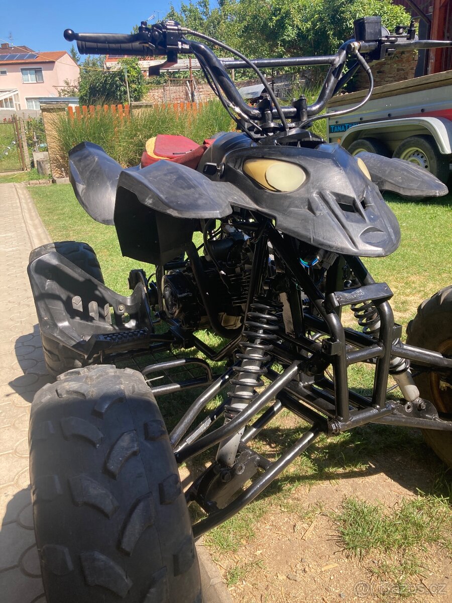 125cc čtyřkolka střední velikost