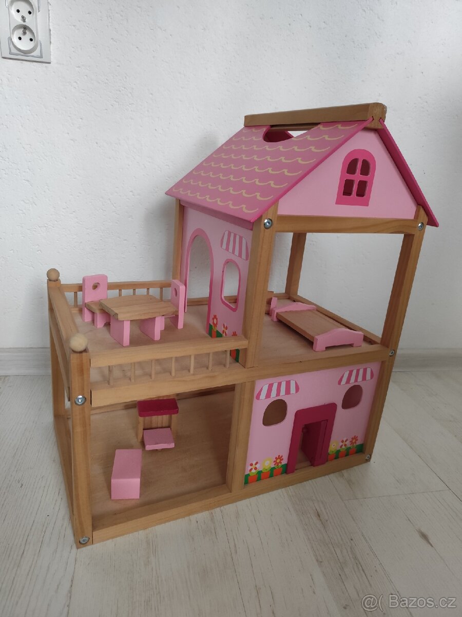 Dřevěný domeček pro panenky.
