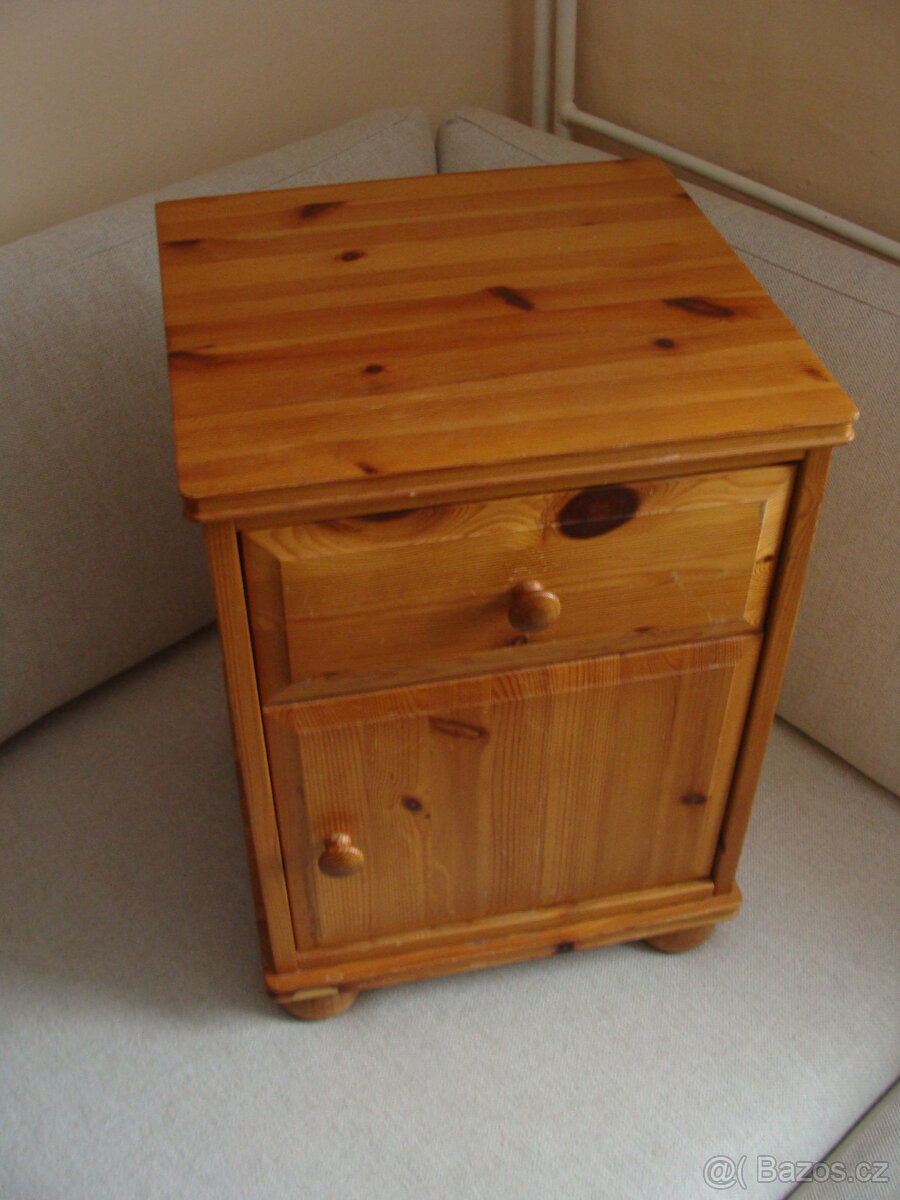 Hezký noční stolek masiv