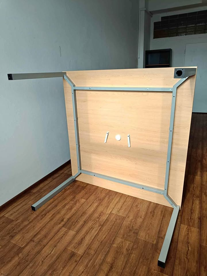 Kancelářský stůl čtvercový 145x145cm