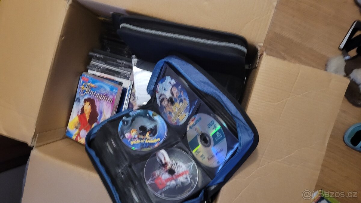 Plná bedna DVD a CD