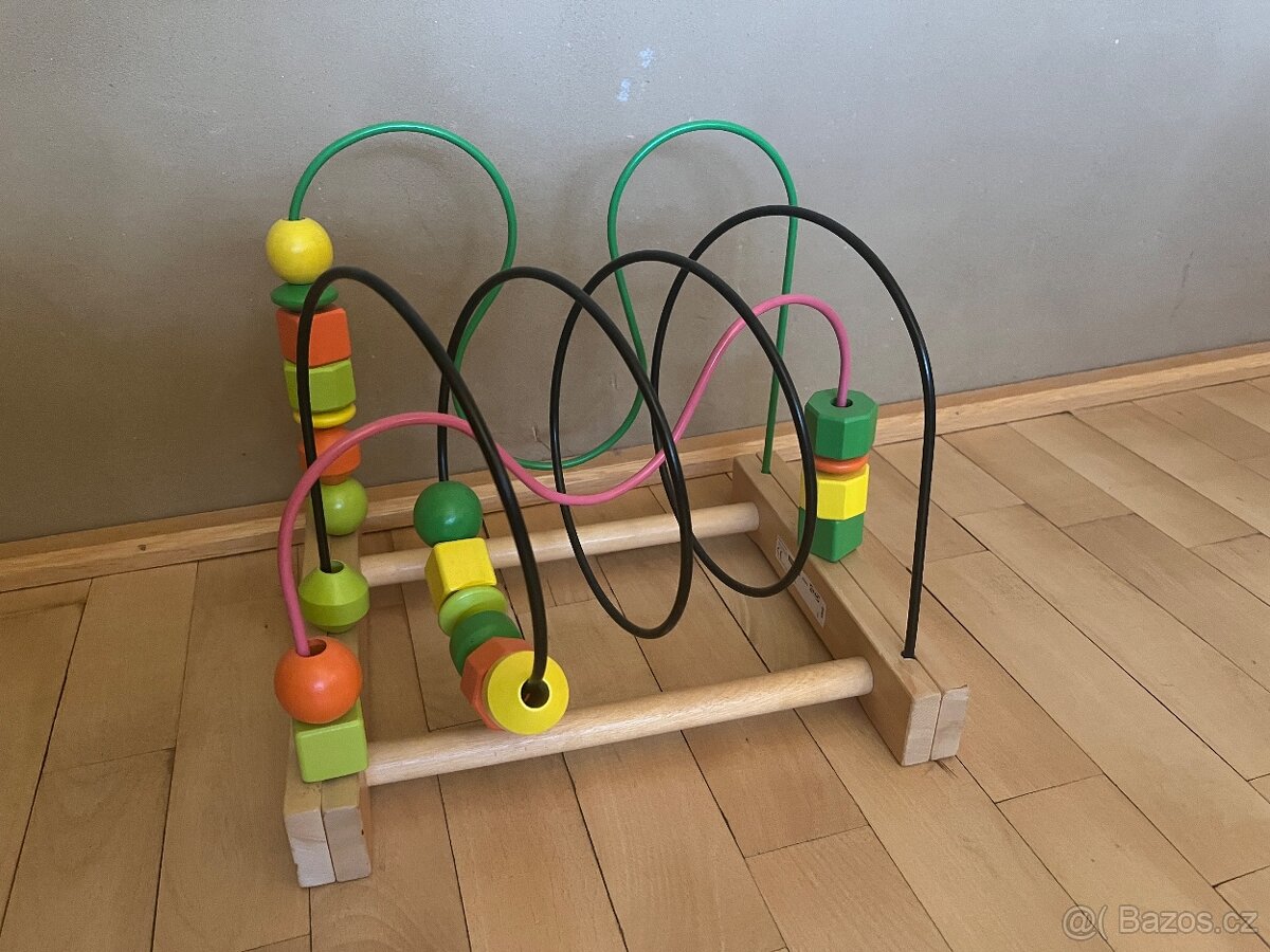 Labyrint drevena protahovaci hra