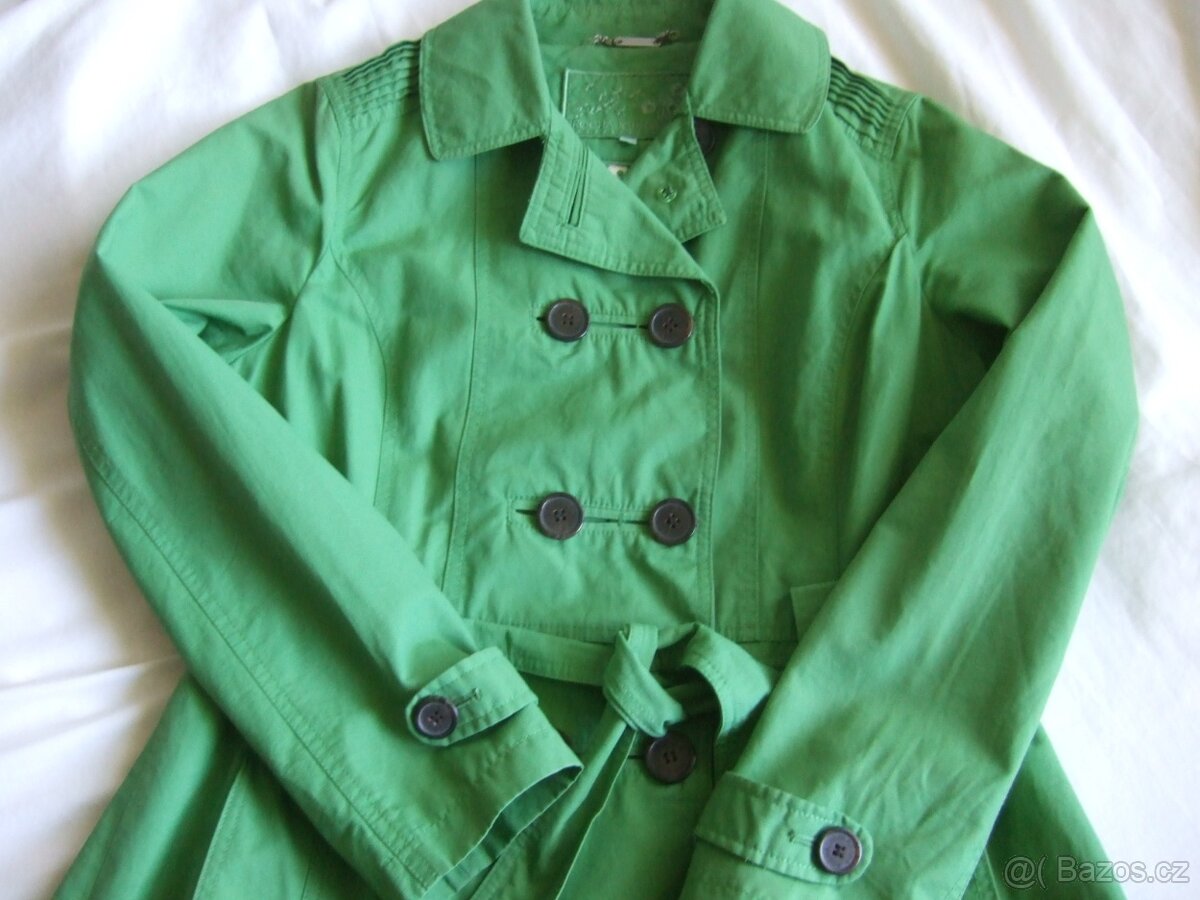 Kabátek zelený.