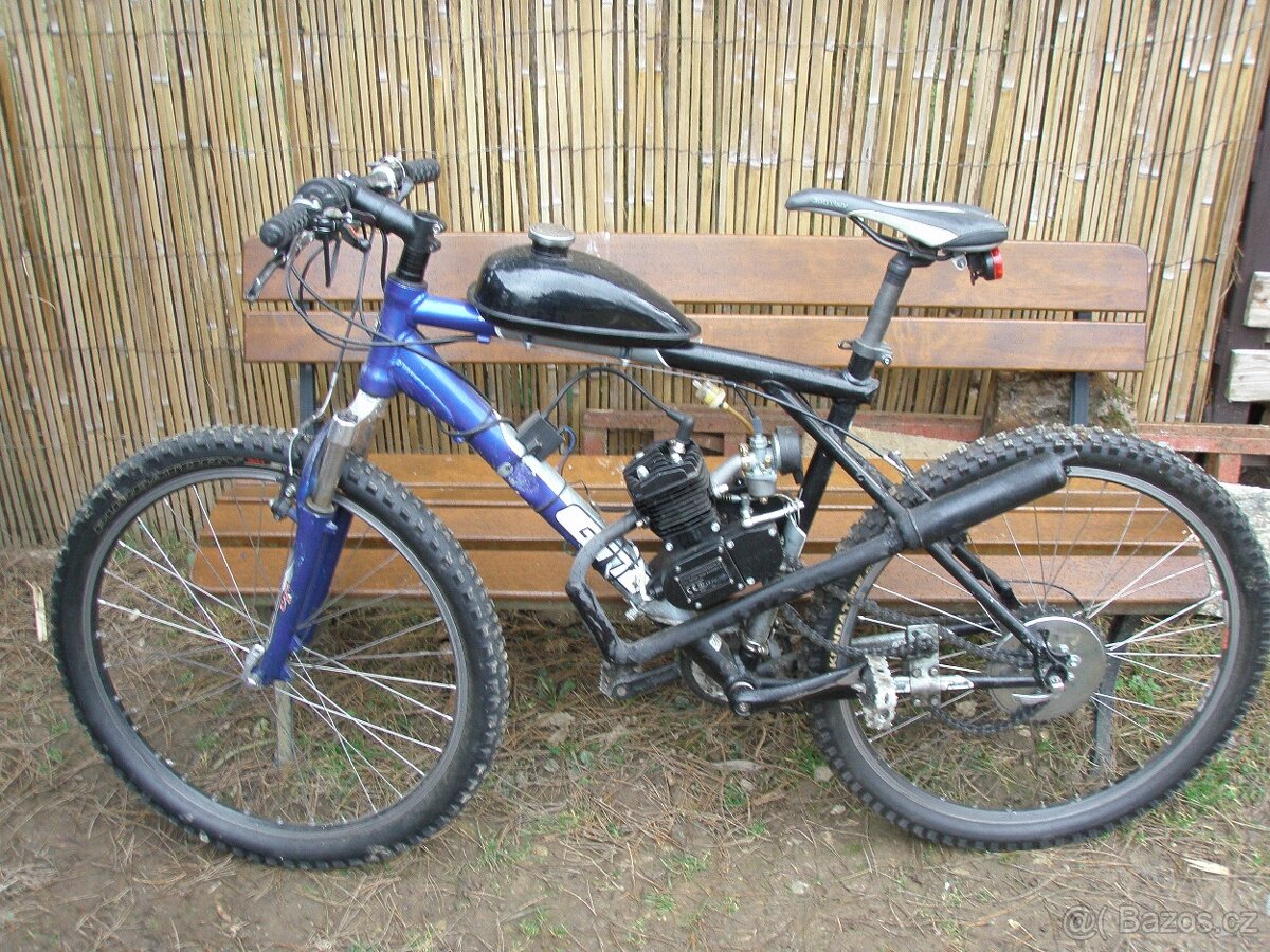 kolo s benzínovým motorem