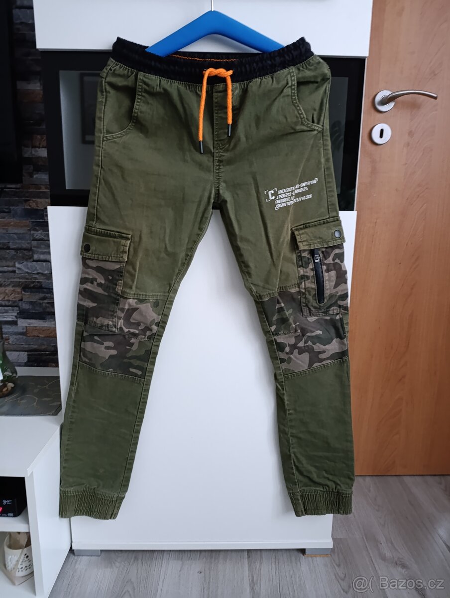 Chlapecké zelené kalhoty