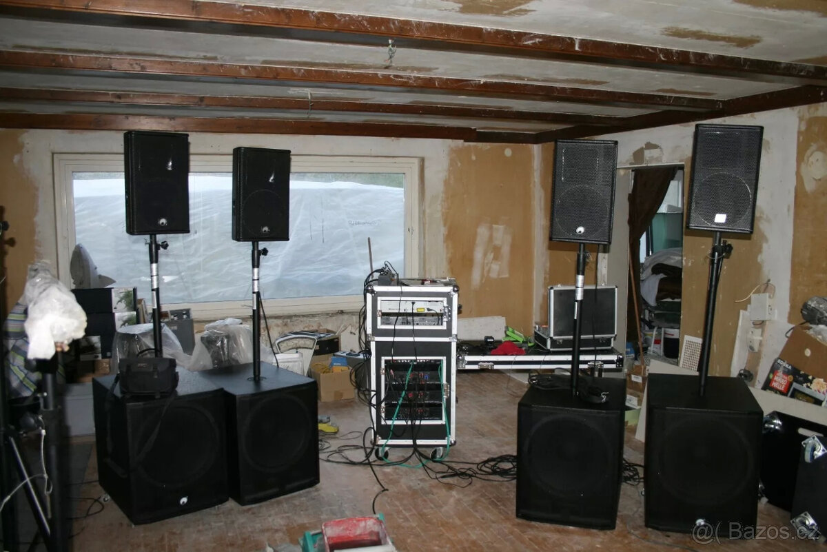 Hudební systém DJ, mnoho příslušenství
