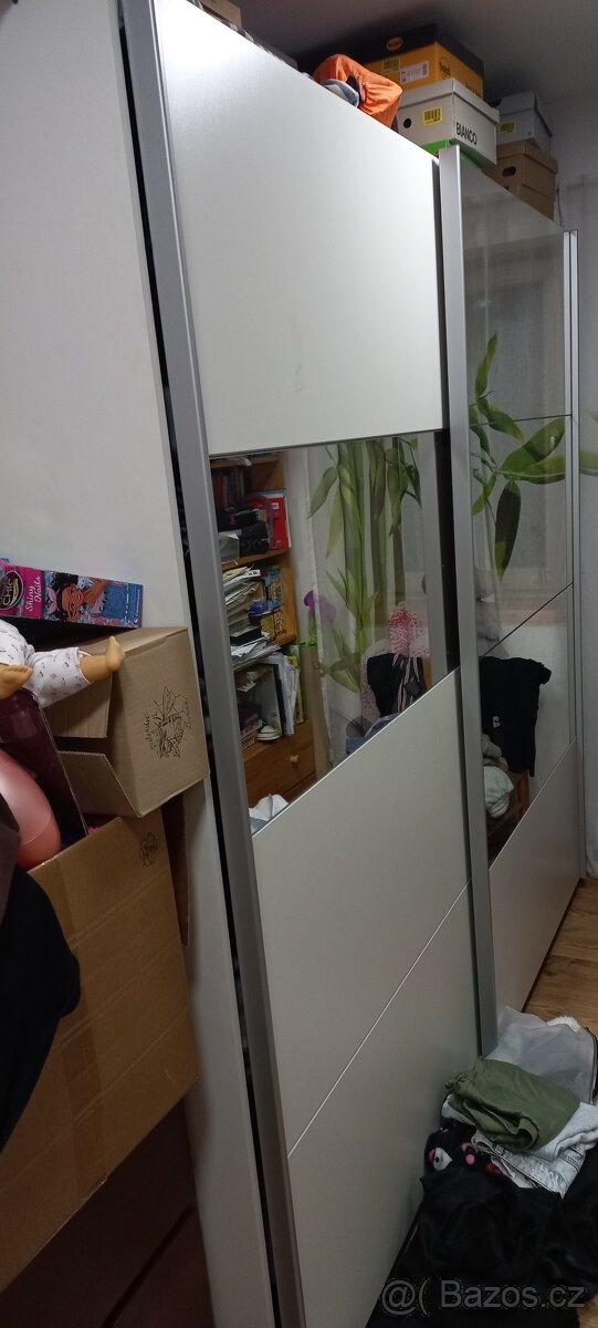 2 ks šatních skříní