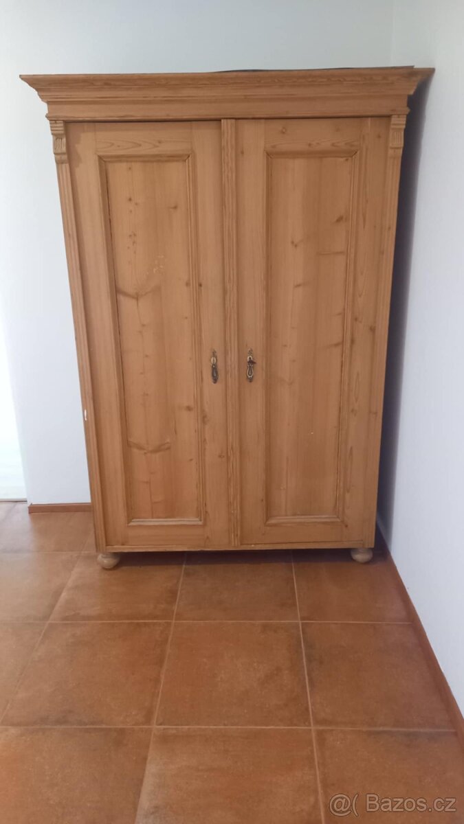 Dřevěná skříň