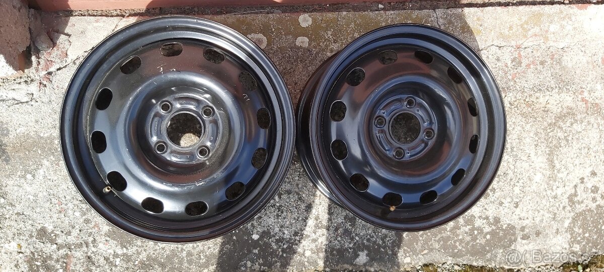 Plechové disky a přilbu na motorku