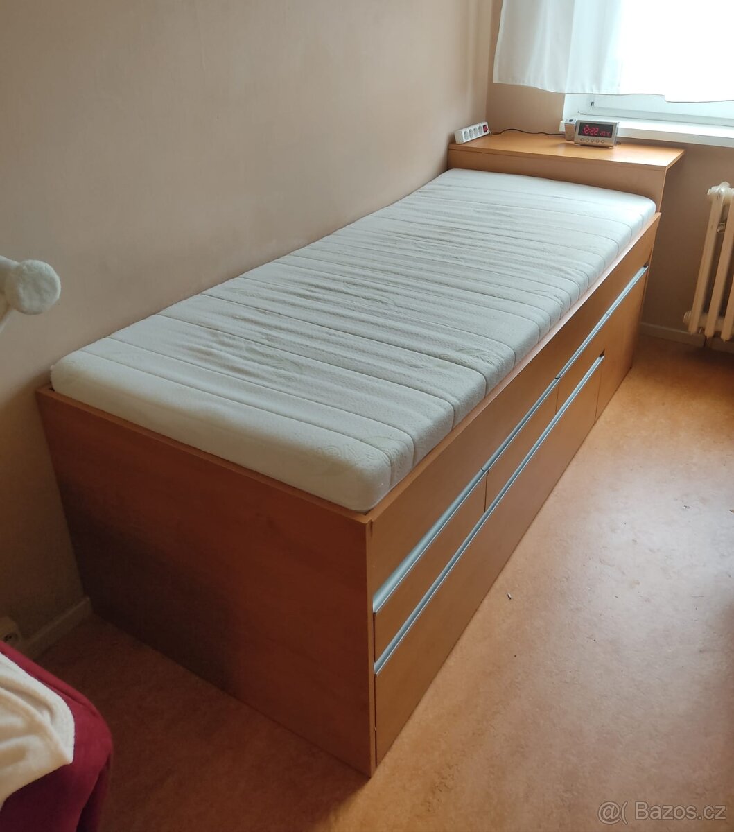 Postel s úložným prostorem