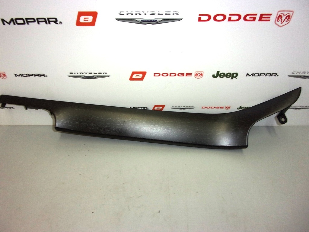 okrasná lišta palubní desky Jeep Grand Cherokee WK2