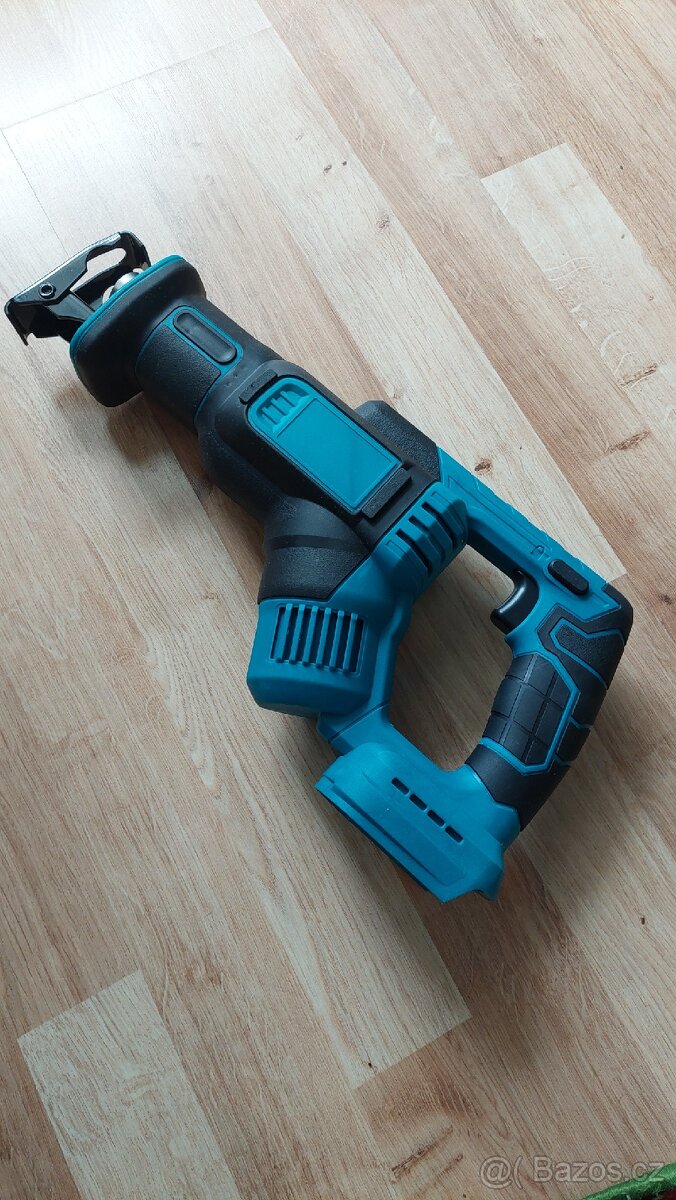 Aku oscasova pila, baterka z Makita