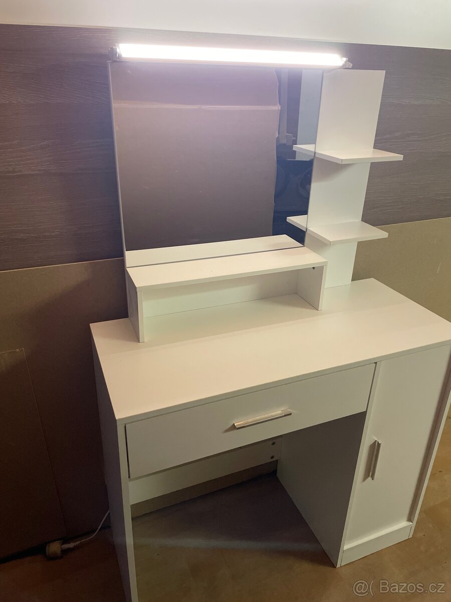 Toaletni stolek se světlem