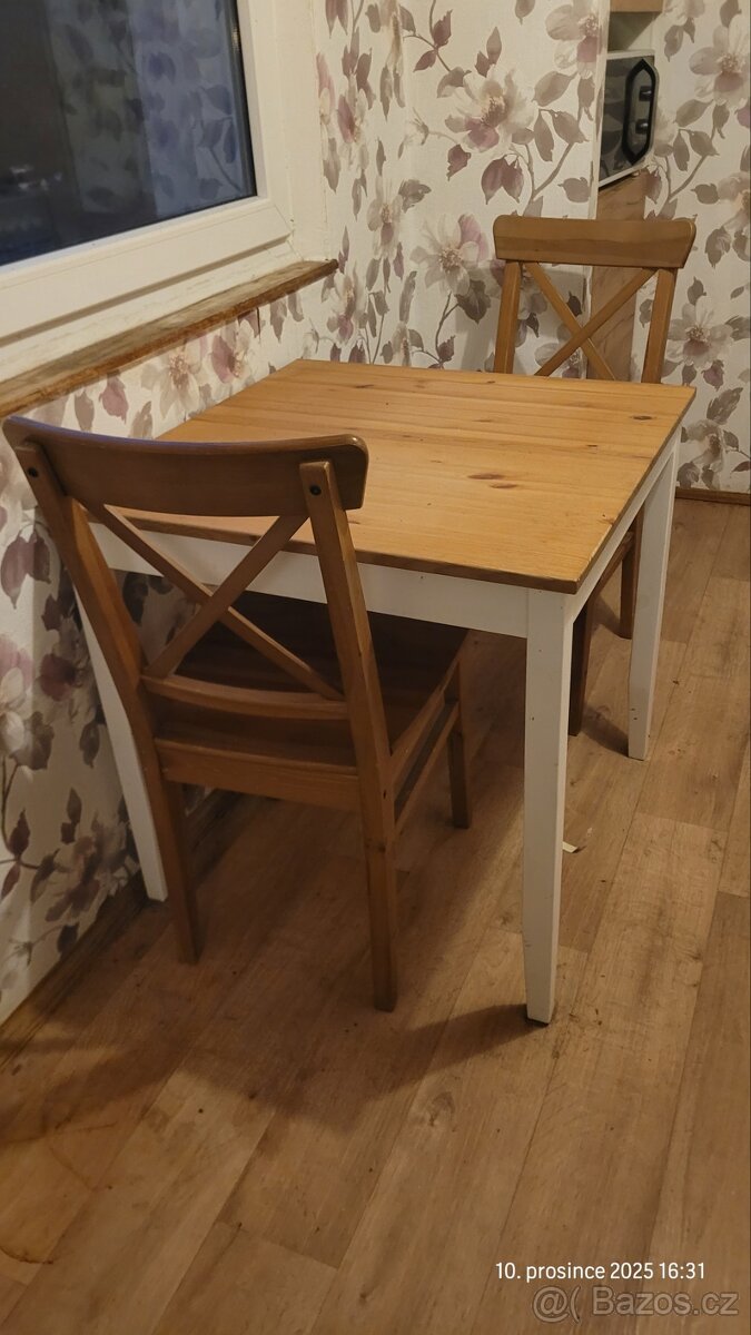 Jídelní stůl s židlemi