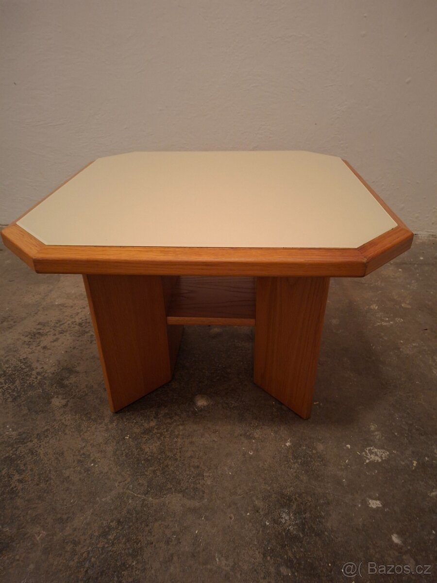 Konferenční stolek