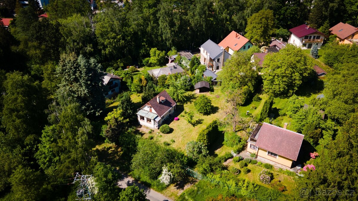 Prodej pozemku (1 013 m2) pro výstavbu RD s chatou, Říčany