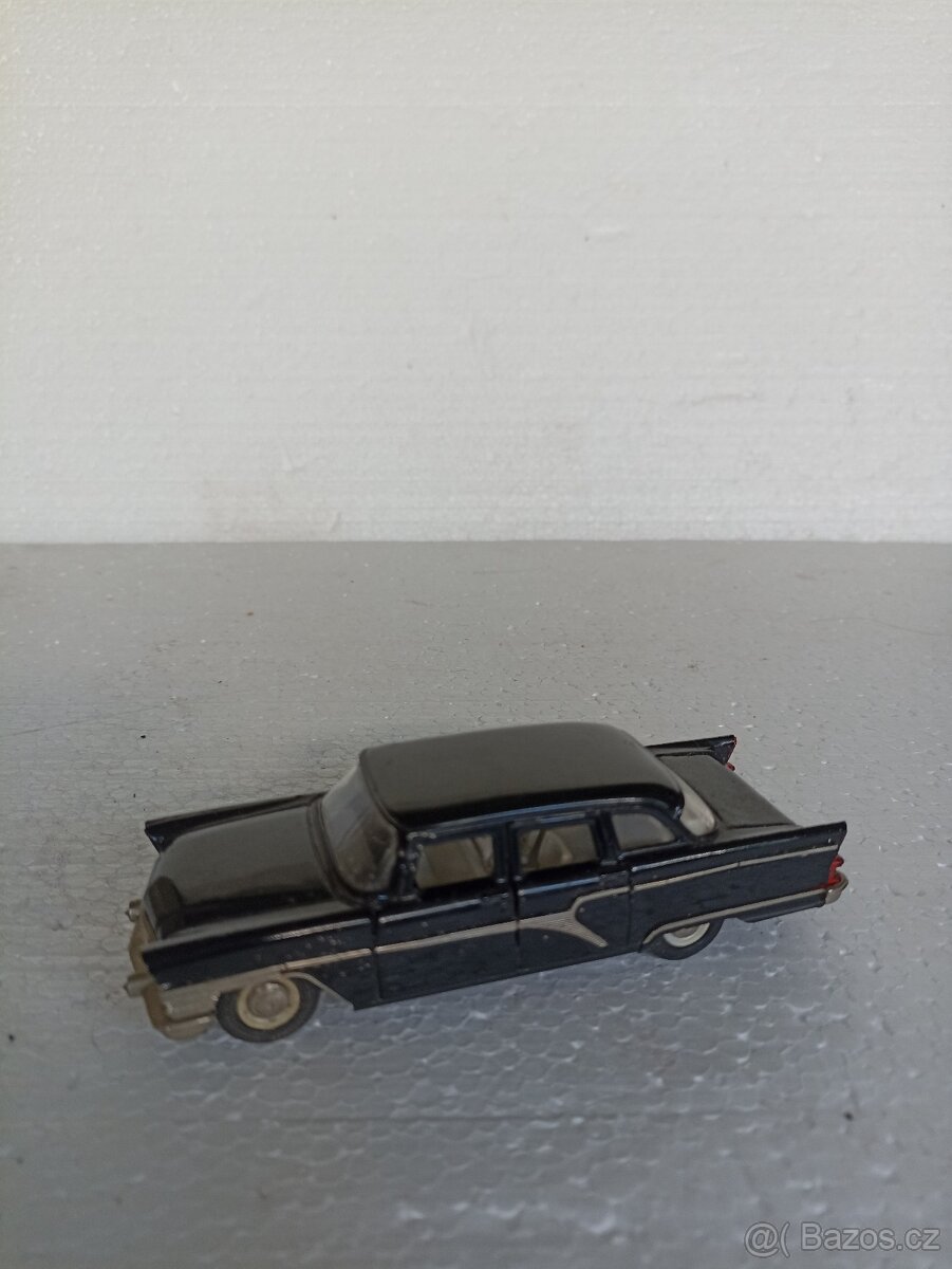 Model GAZ 13 ČAJKA