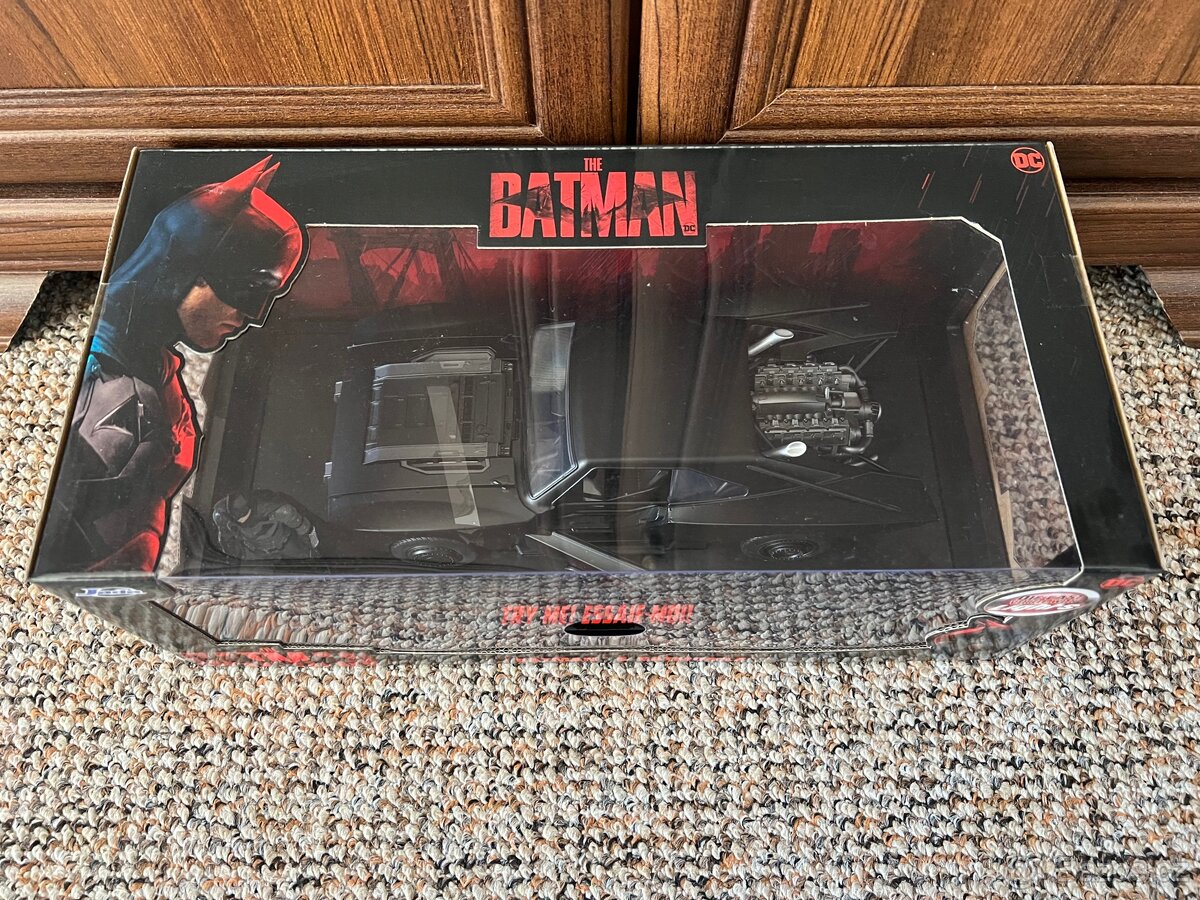 Model auta Batmobile 1:18 s figurkou Batman