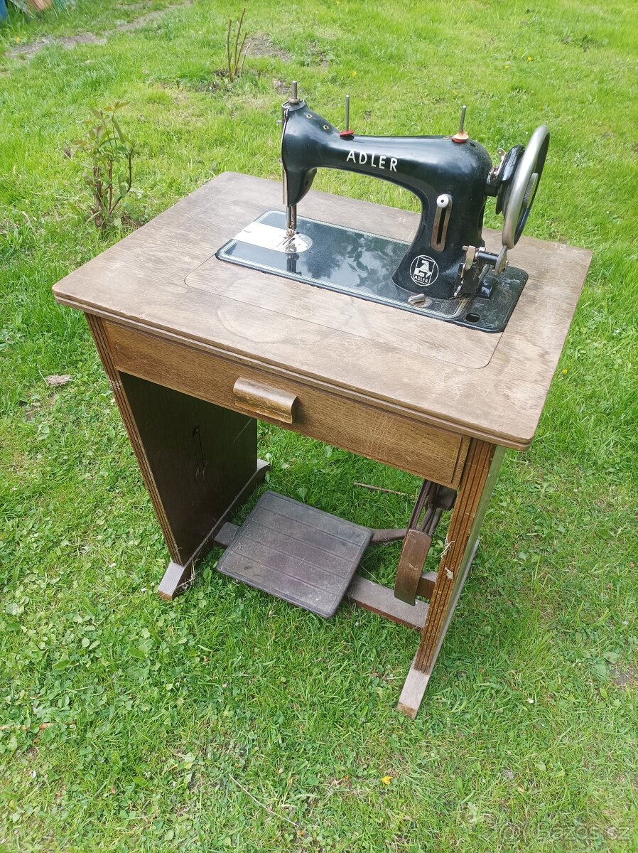 Starý šlapací šicí stroj ADLER – retro kousek do sbírky nebo