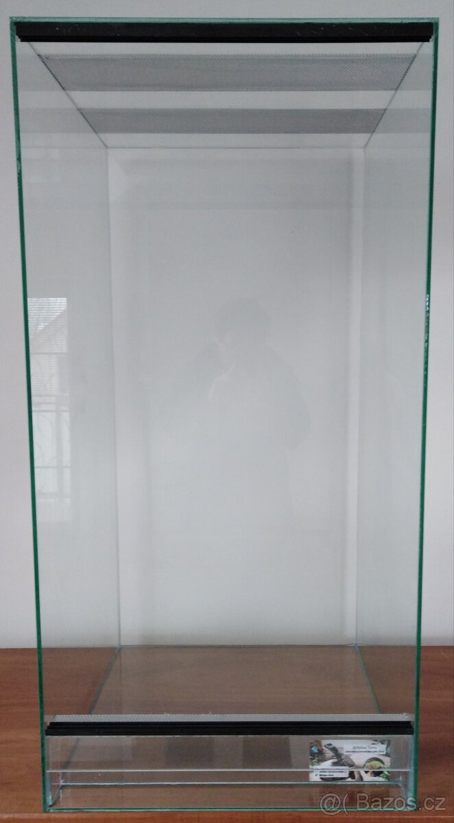 Terárium 40x40x100 nové .Vhodné pro chameleony a jine stromo