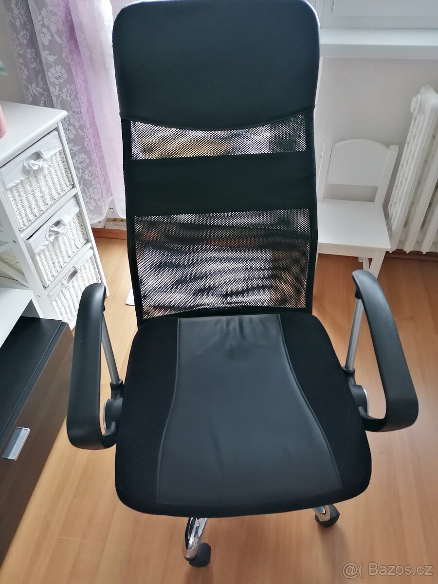 Kancelářská židle, otočná, polohovatelná.