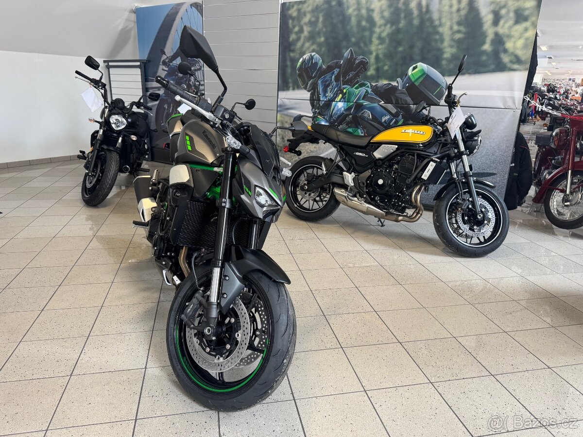 KAWASAKI Z900 MY25 Metallic Moondust Gray / Metallic Spark B