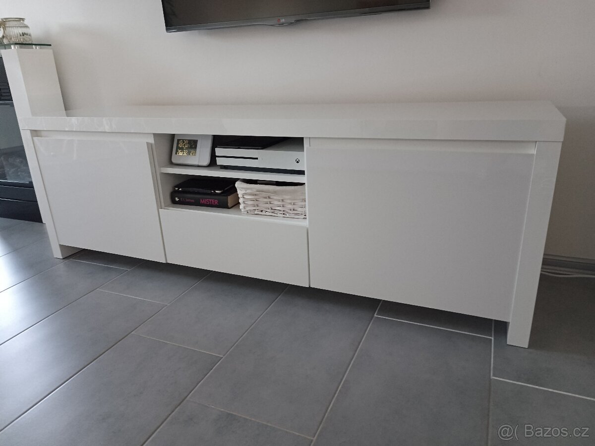 Tv stolek Lario