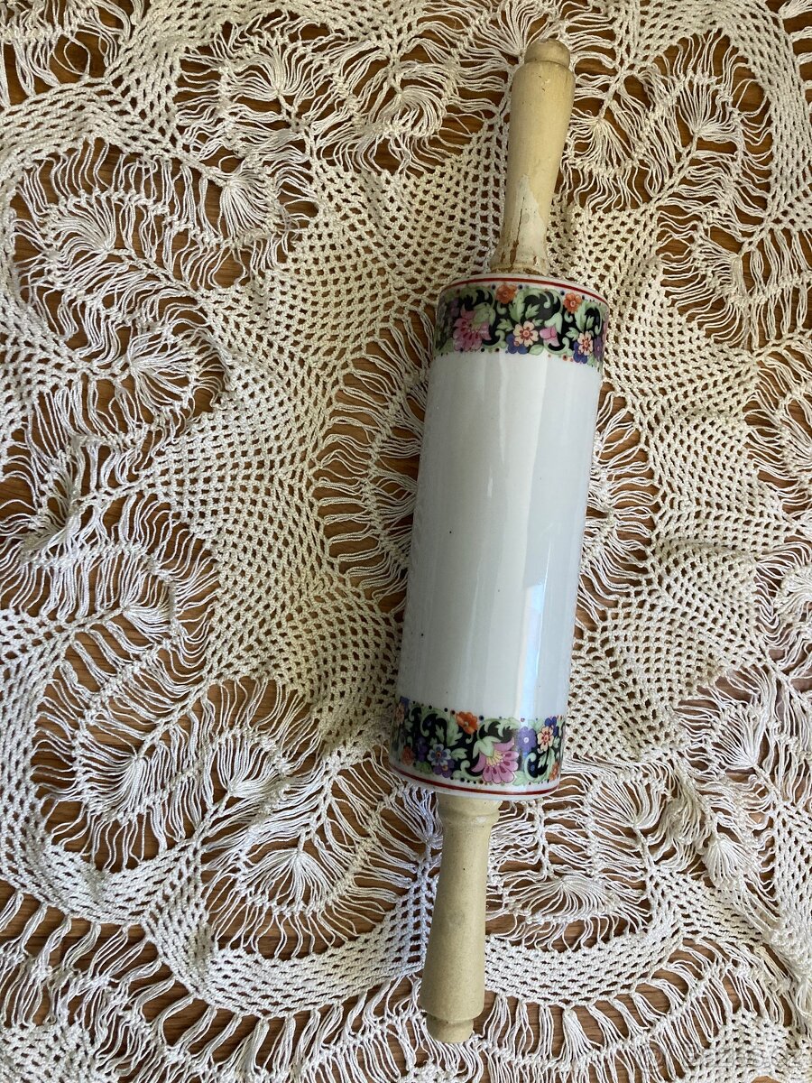 Starý porcelánový váleček