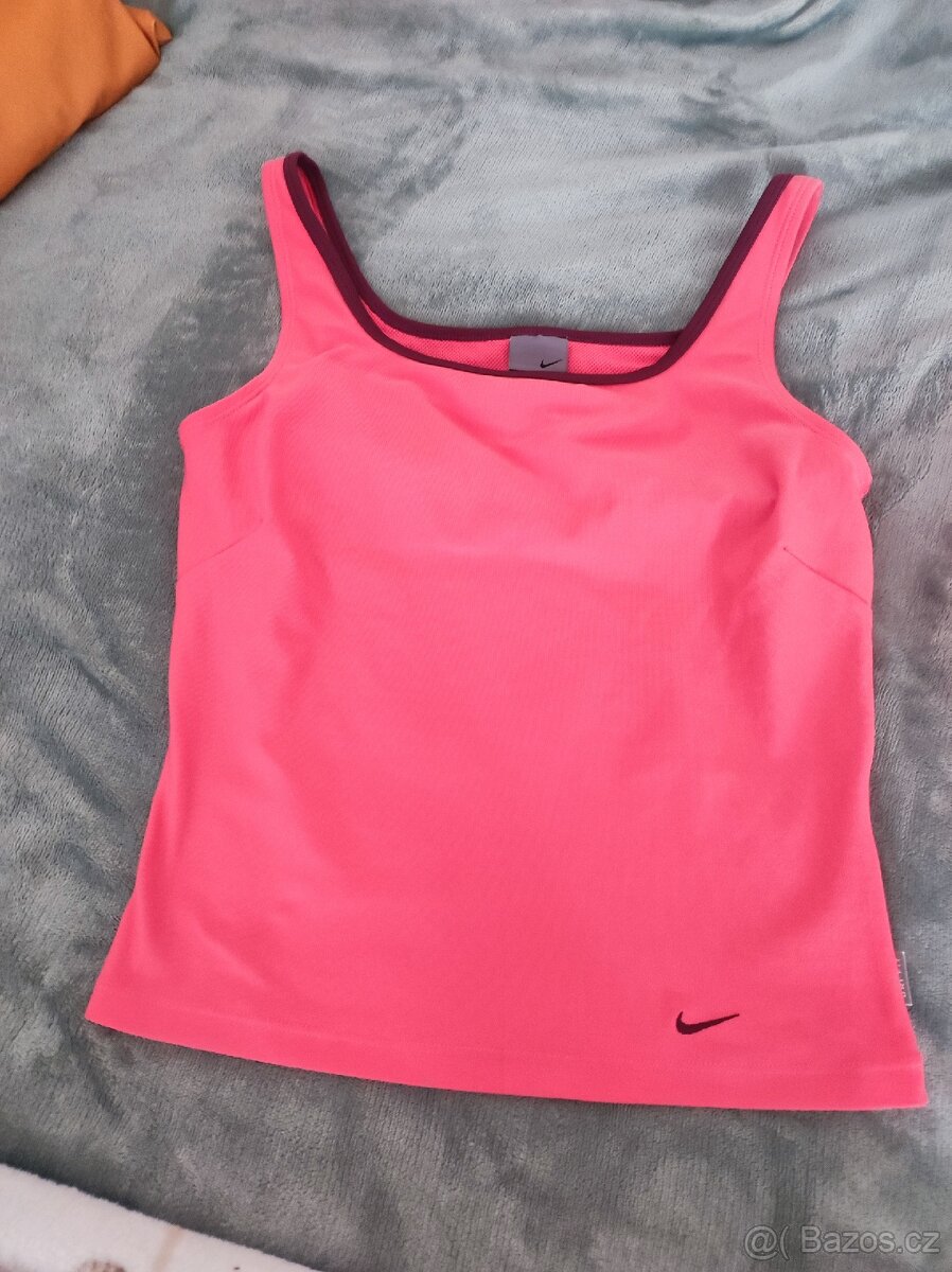 Crop top NIKE na prodej