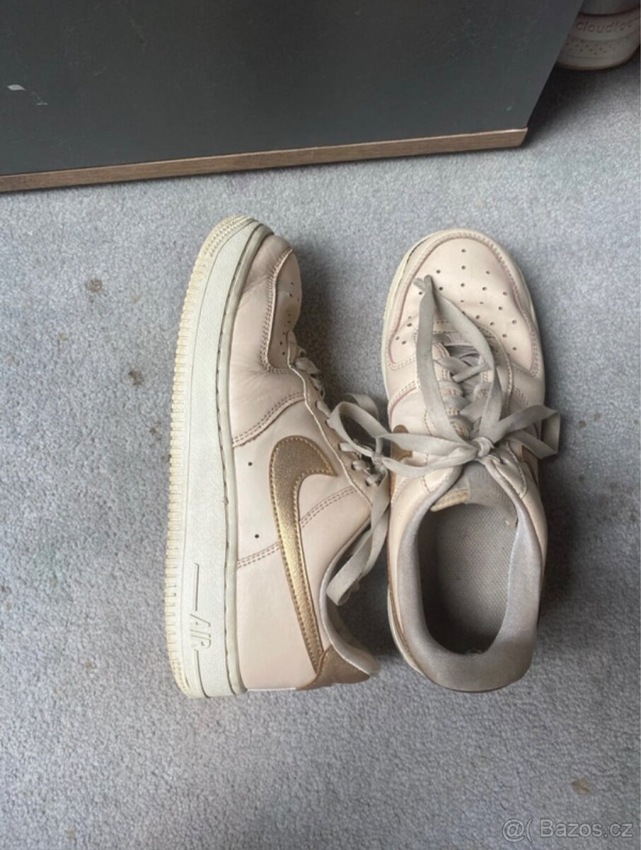 Nike Air Force 1 Low „Gold Swoosh