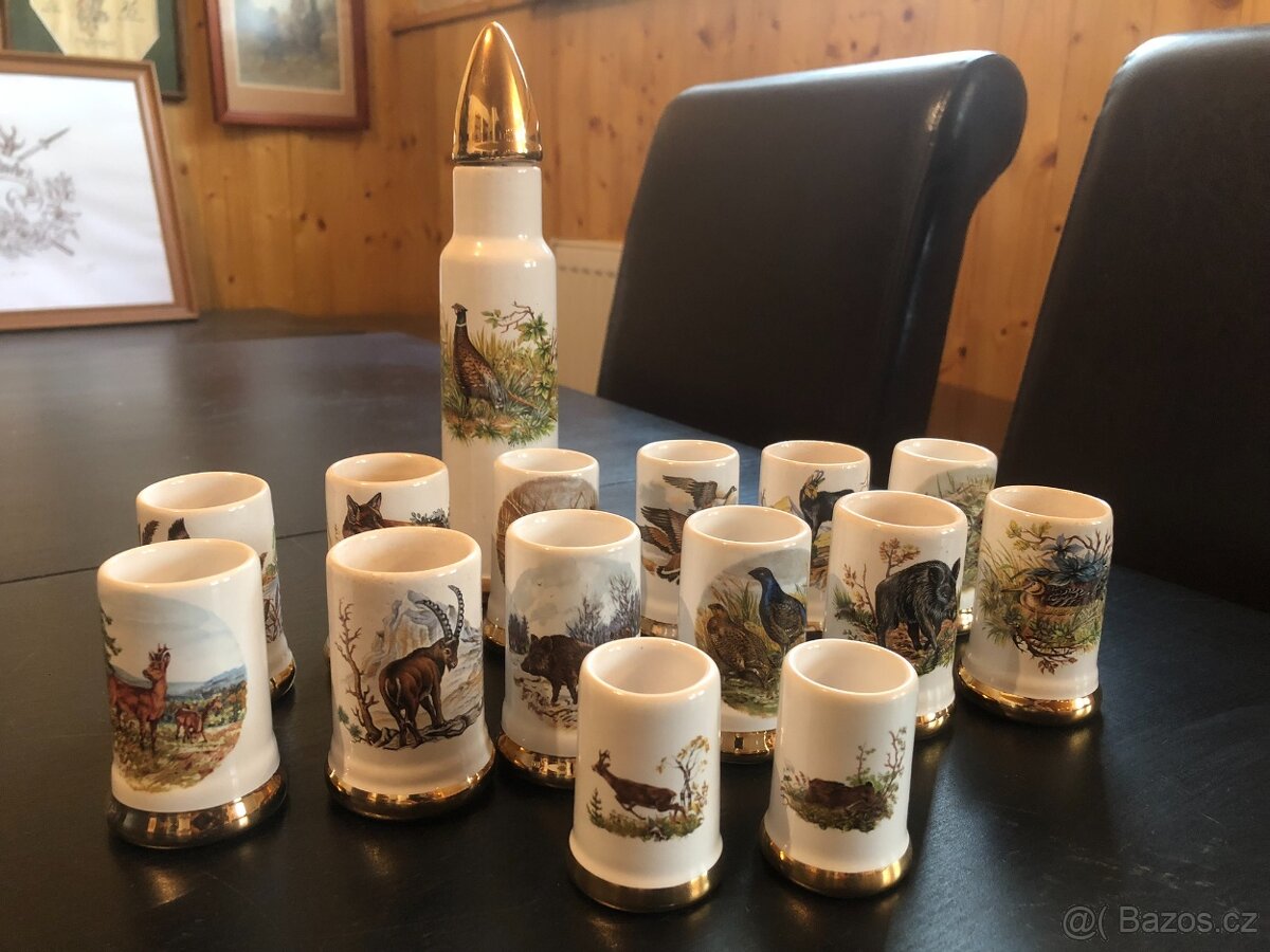 Porcelánové panáky s lahvičkou s mysliveckými motivy