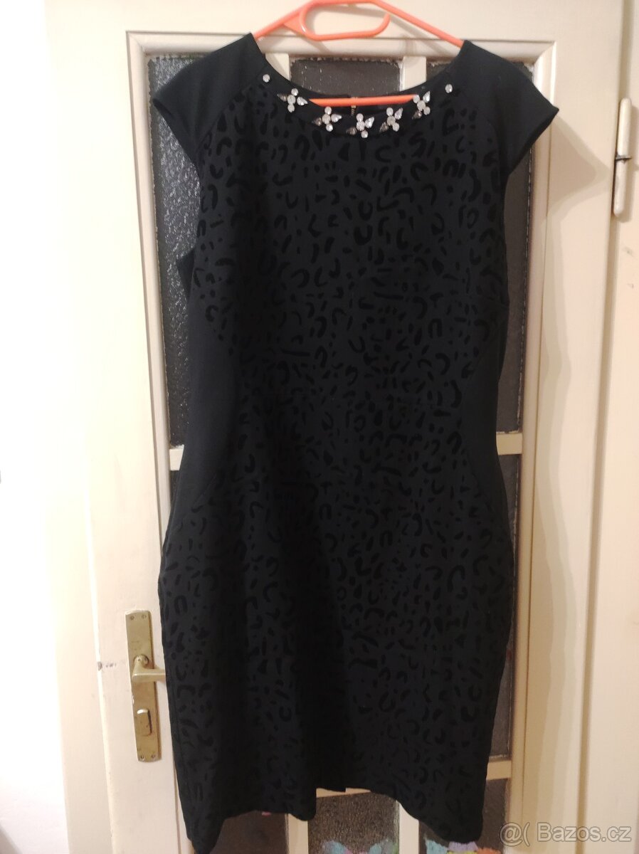 Elegantní šaty s leopardím vzorem a kameny
