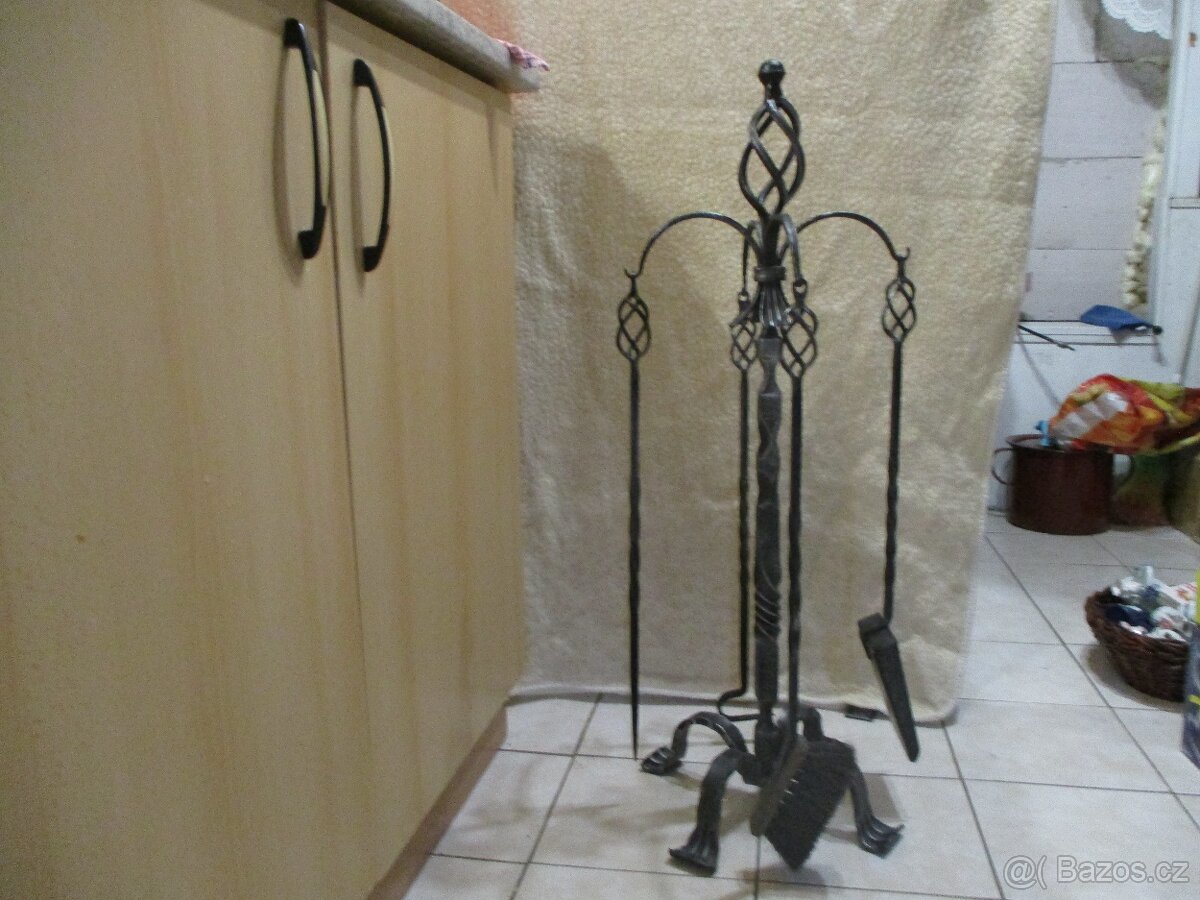 RUČNĚ KOVANÝ STOJAN KE KRBU S NÁŘADÍM