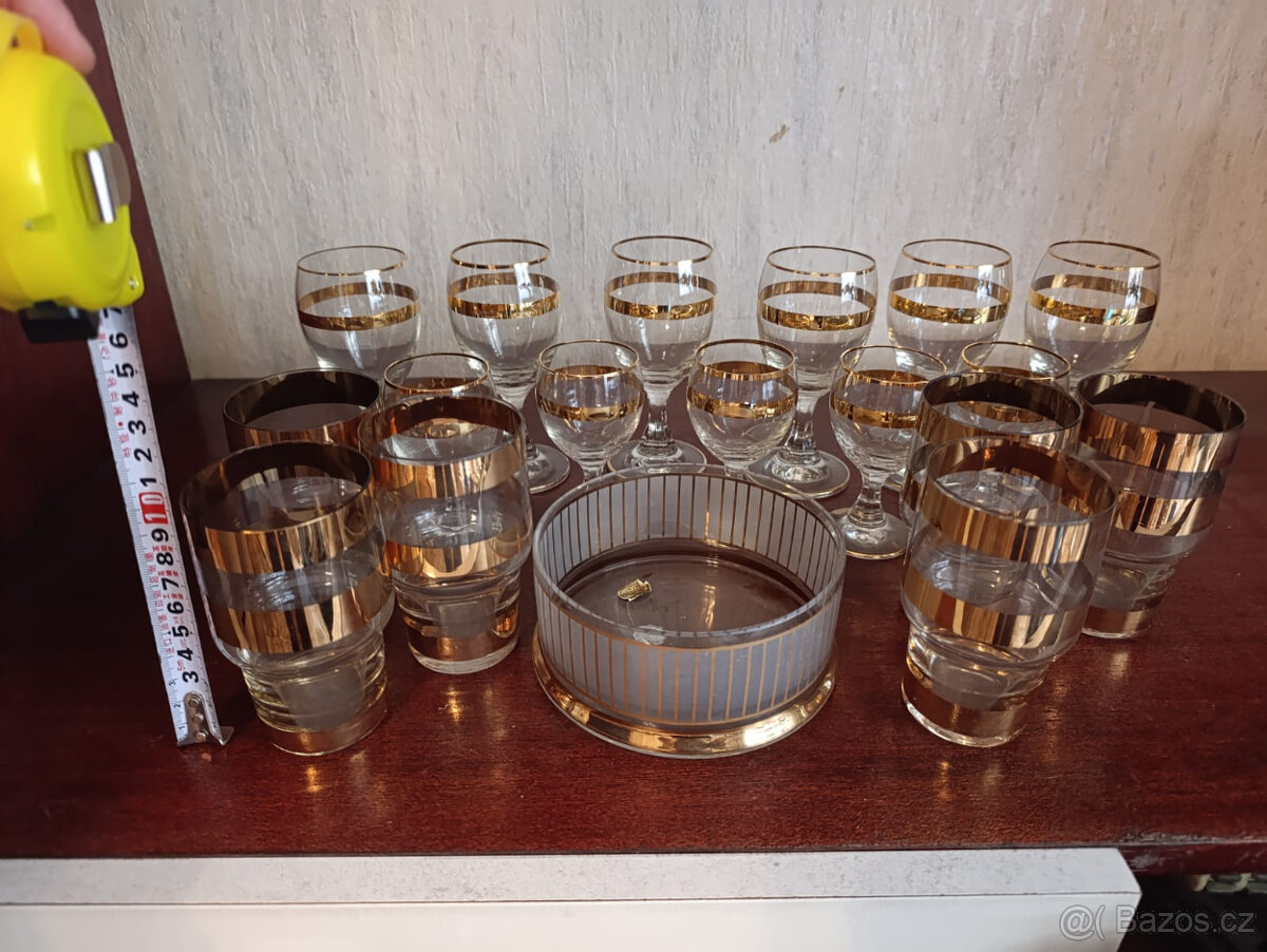 Skleničky se zlatým pruhem